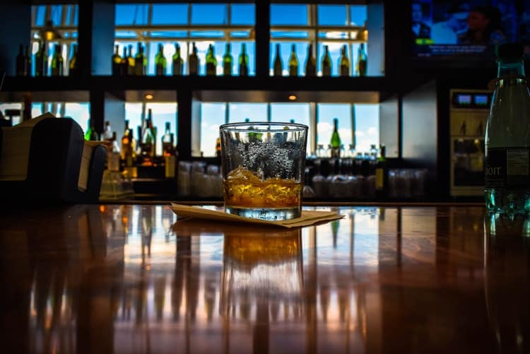Verre de whisky posé sur le comptoir d'un bar