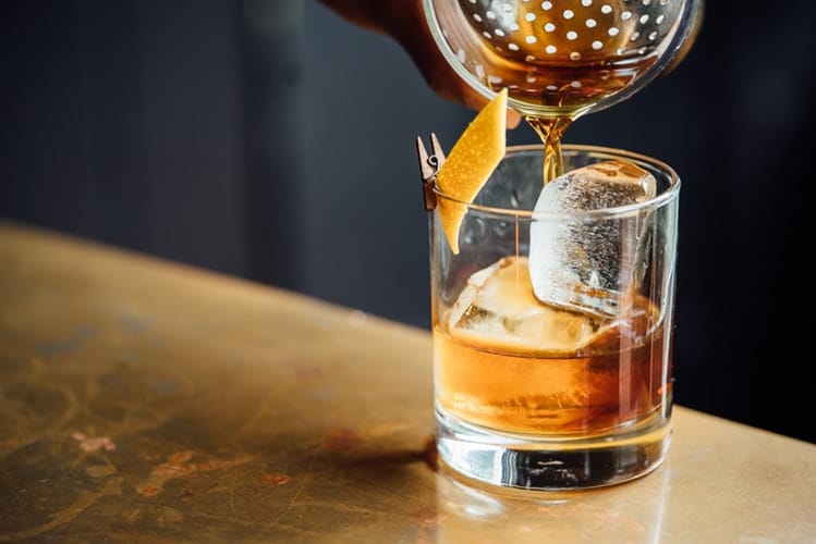 Quelqu'un qui se sert un verre de whisky