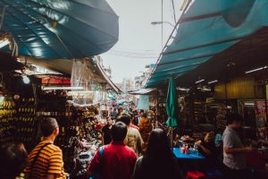 Marché de street food dans un pays exotique et tropical