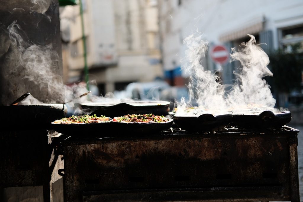 Nourriture de street food encore fumante dans sa casserole