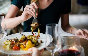 Jeune femme qui déguste un plat savoureux