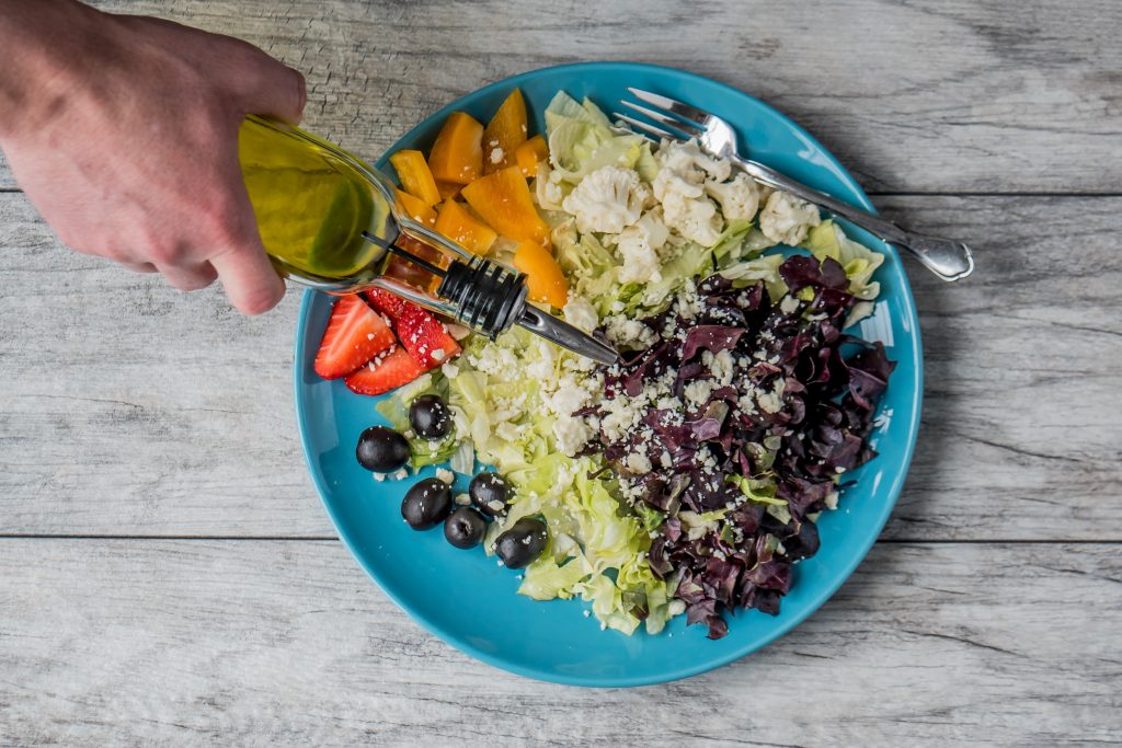 Assiette de salade composée et huile d'olive