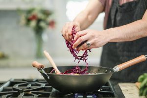 Cuisinier qui prépare un wok pour manger sain