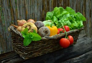 Panier en osier rempli de légumes